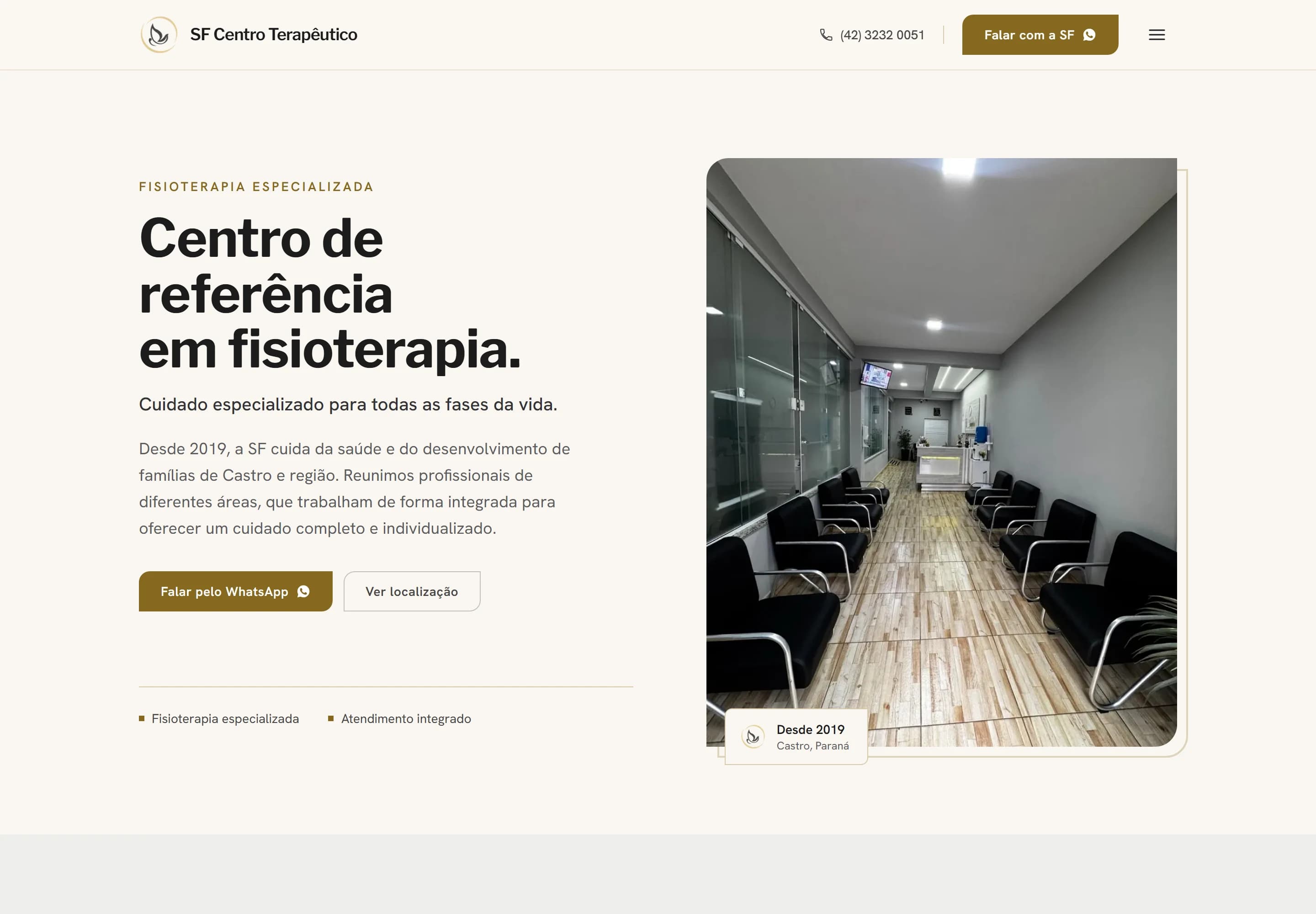 Página inicial do site do SF Centro Terapêutico, com a sala de espera do centro e a mensagem 'Centro de referência em fisioterapia'.