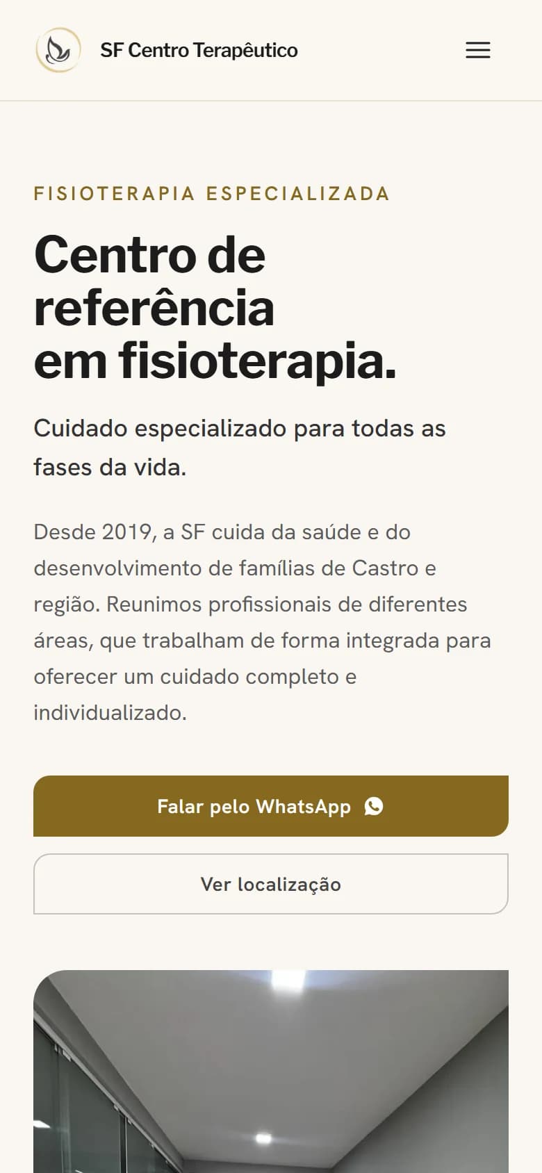 Página inicial do site do SF Centro Terapêutico em celular.